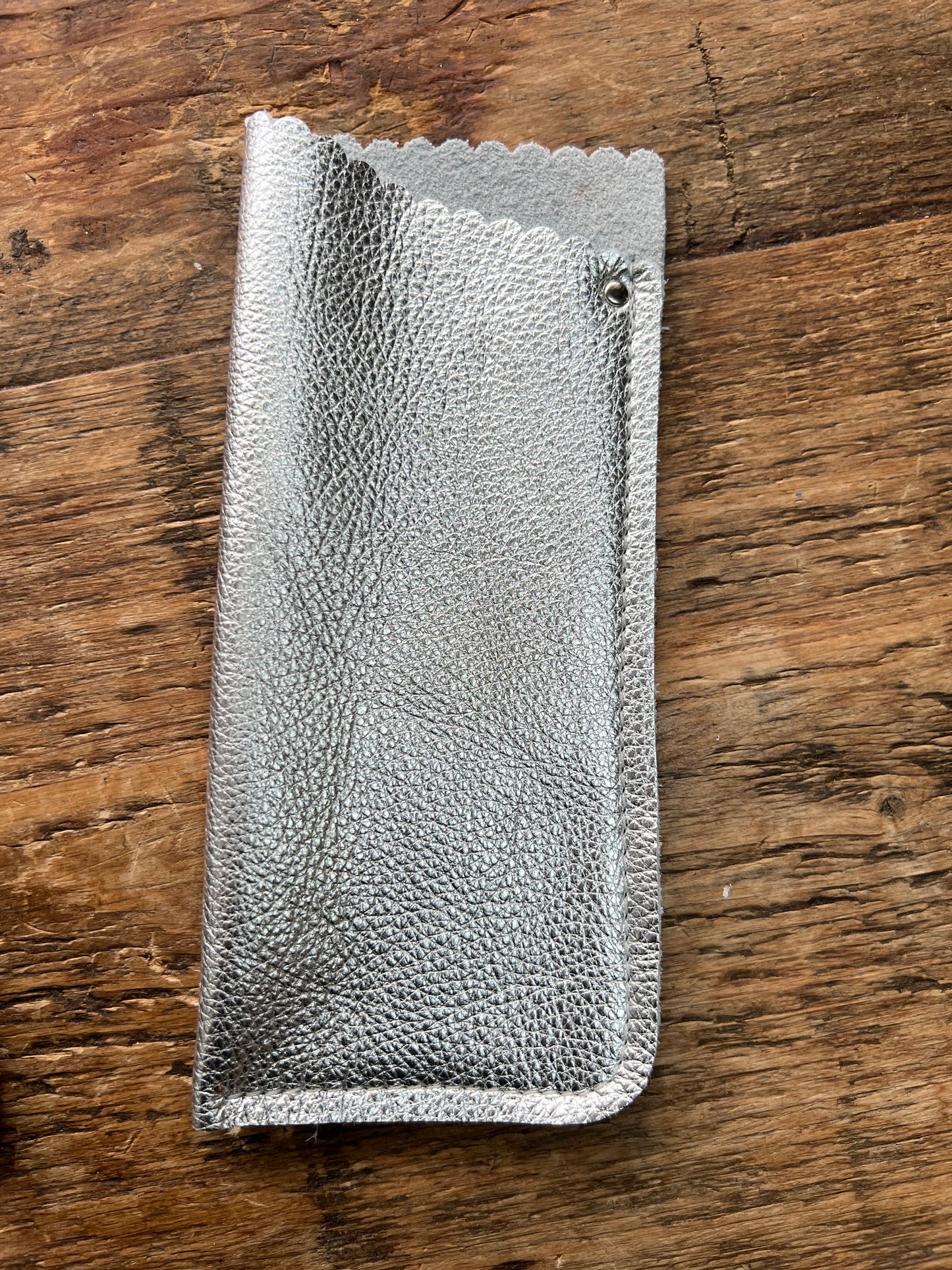 Glasses/sunglass case in leather.